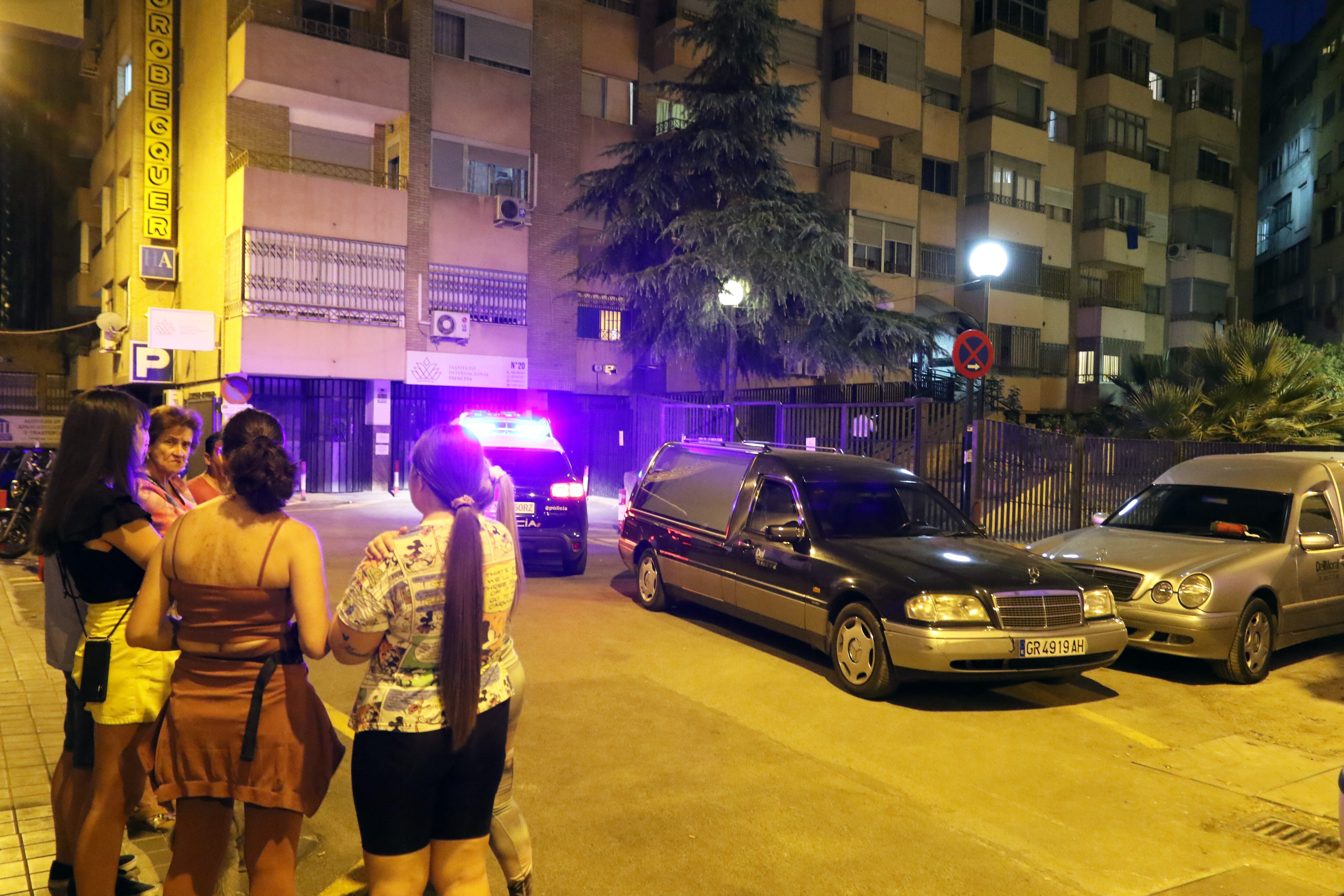 GRANADA 10/09/2023.- Agentes de la Policía Local de Granada han encontrado el cuerpo sin vida de una mujer al entrar en la vivienda de un hombre que ha fallecido tras saltar desde un balcón. En la imagen, vecinos se acercan hasta el lugar donde han ocurrido los hechos. EFE/ Pepe Torres