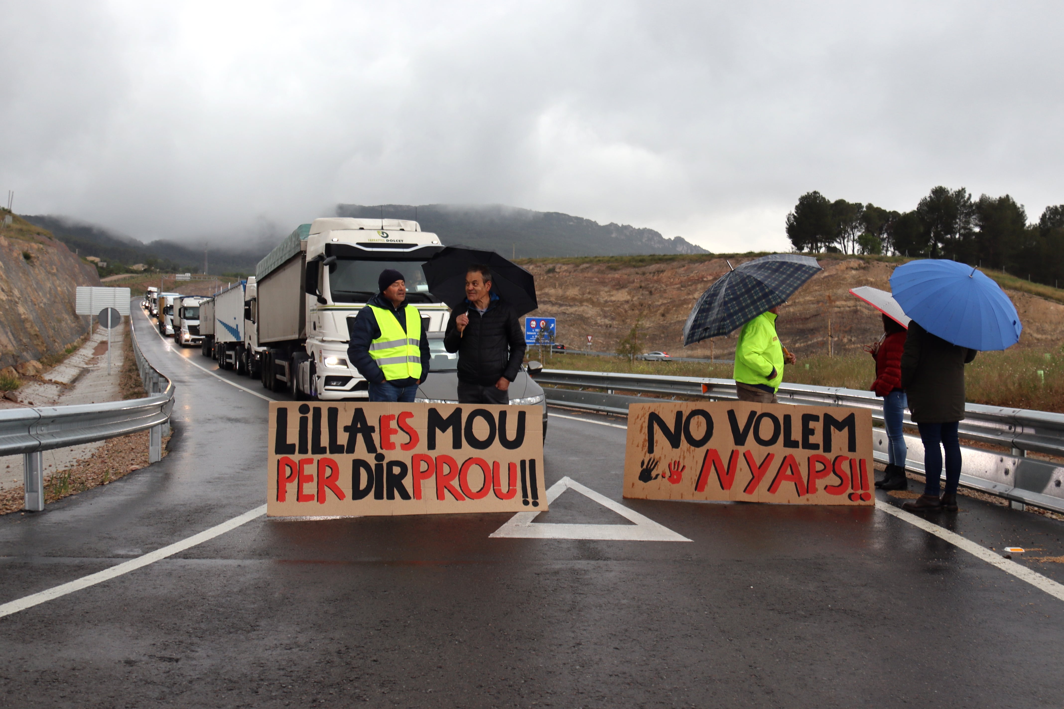 Un grup de veïns de Lilla tallant una de les sortides de l&#039;A-27