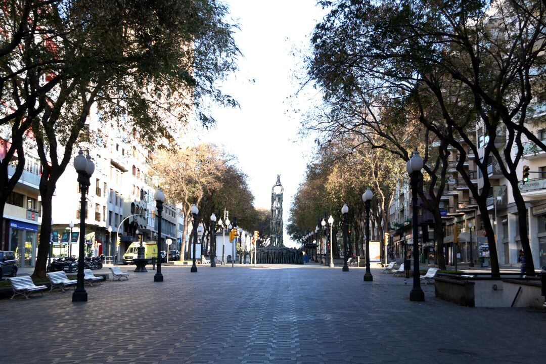 La Rambla de Tarragona, buida. 