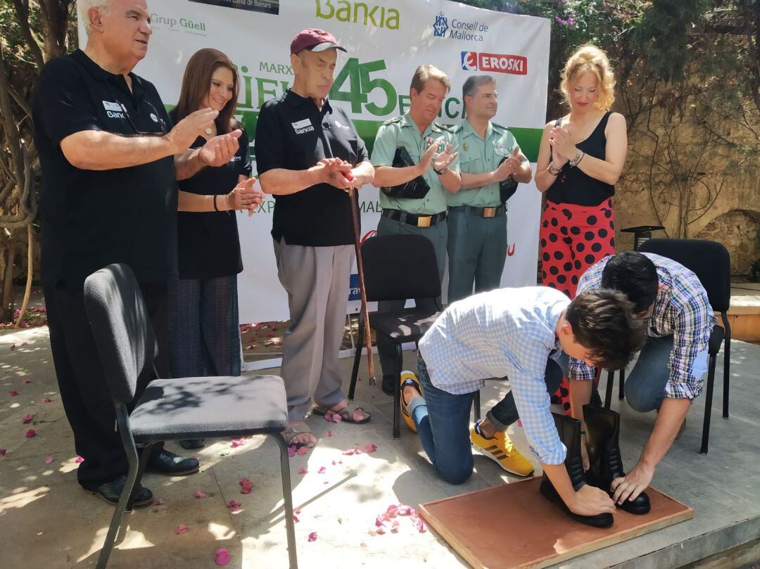 Los familiares del comandante Francisco José Domingo, fallecido el mes pasado, marcan sus huellas para colocarlas en la plaza Güell.