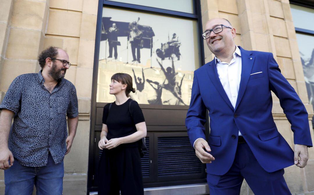 El director del Festival de Cine de San Sebastián, José Luis Rebordinos, junto a Borja Cobeaga y Nagore Aranburu, antes de la presentación de la gala de inauguración del Zinemaldia.