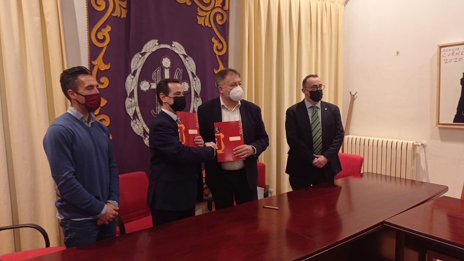 Los representantes del Ayuntamiento de Cuenca y de la Junta de Cofradías, tras firmar el convenio para la Semana Santa de este 2022