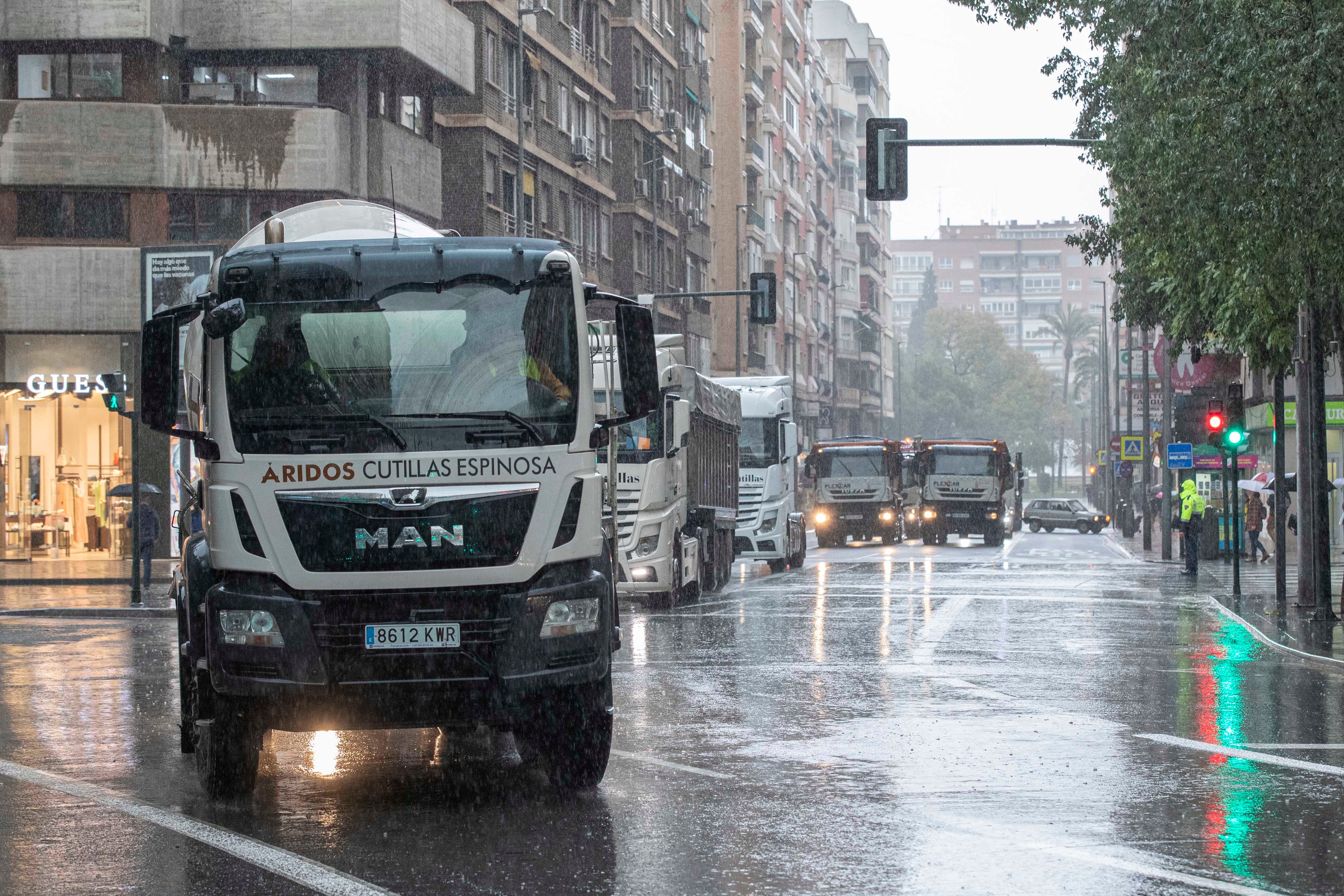 Una caravana de camiones ha recorrido de forma lenta las principales avenidas de Murcia este jueves, originando complicaciones en la circulación de vehículos en la cuarta jornada de huelga de transportistas convocada por la Plataforma en Defensa del Sector del Transporte de Mercancías por Carretera. EFE/Marcial Guillén