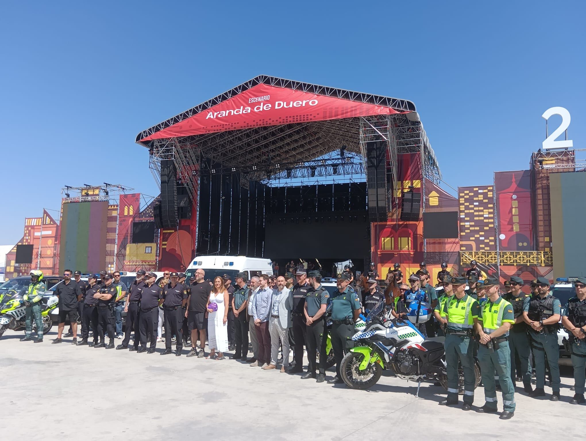 Los agentes y autoridades posaron ante el escenario principal