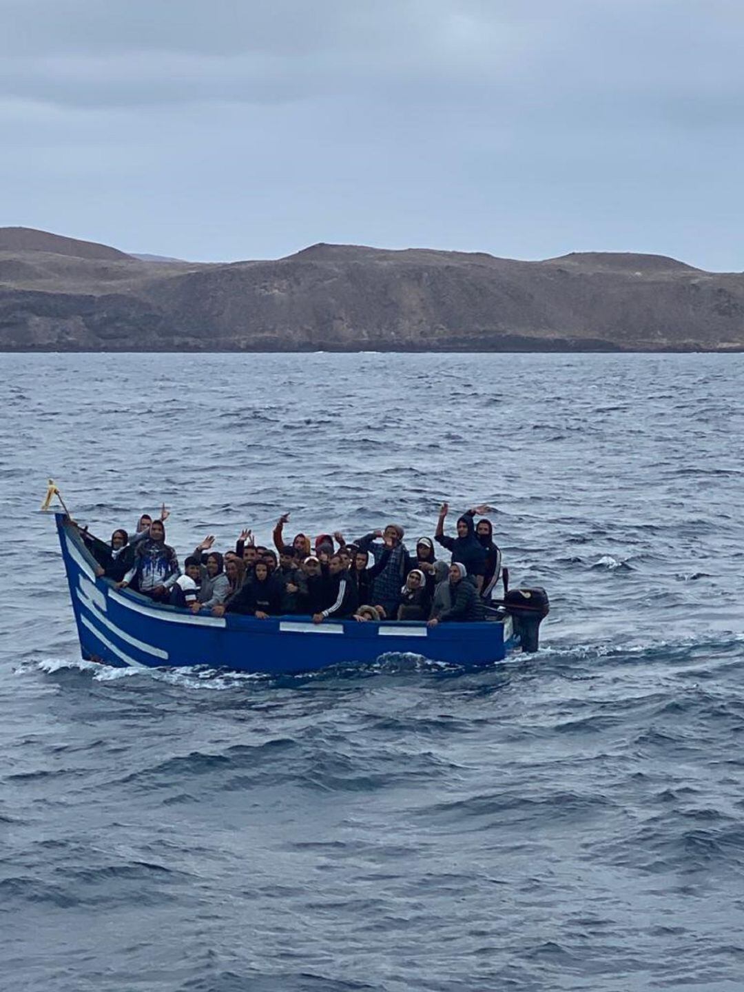 La patera ha sido localizada entrando por el Río, entre Lanzarote y La Graciosa.