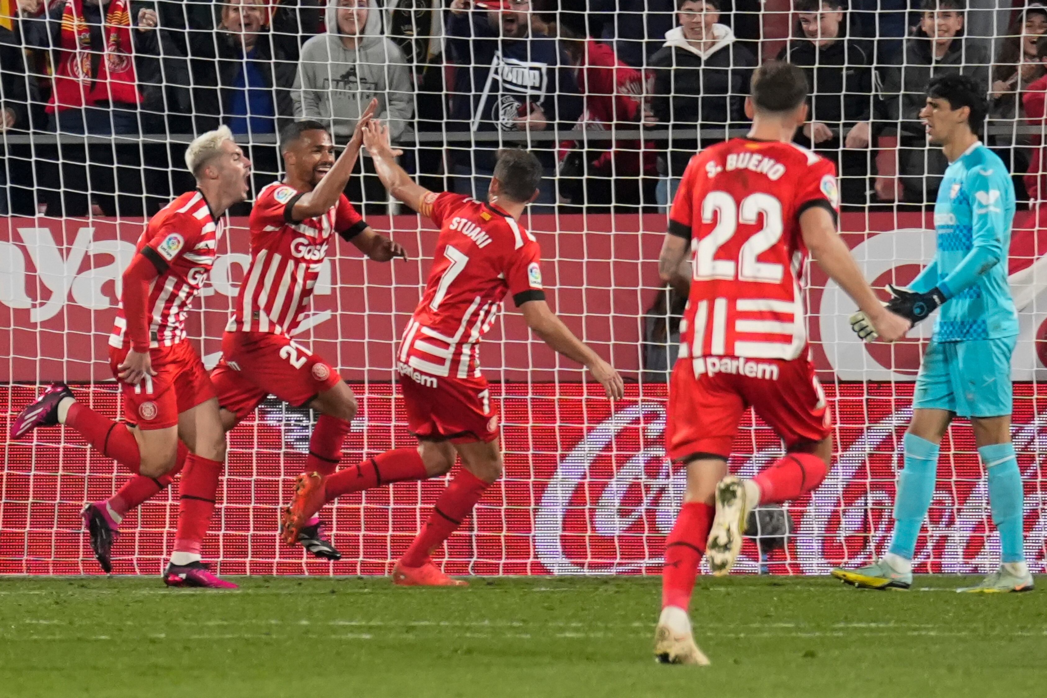 GIRONA, 14/01/2023.- Los jugadores del Girona FC, celebran el gol de Yangel Herrera (2-i), durante el partido de LaLiga Santander entre el Girona FC y el Sevilla FC celebrado este sábado en el estadio municipal de Montilivi, en Girona. EFE/ David Borrat