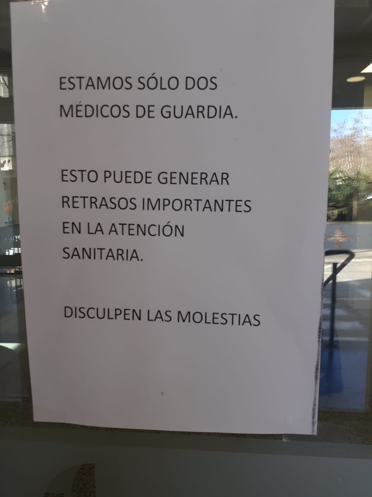 Cartel a las puertas