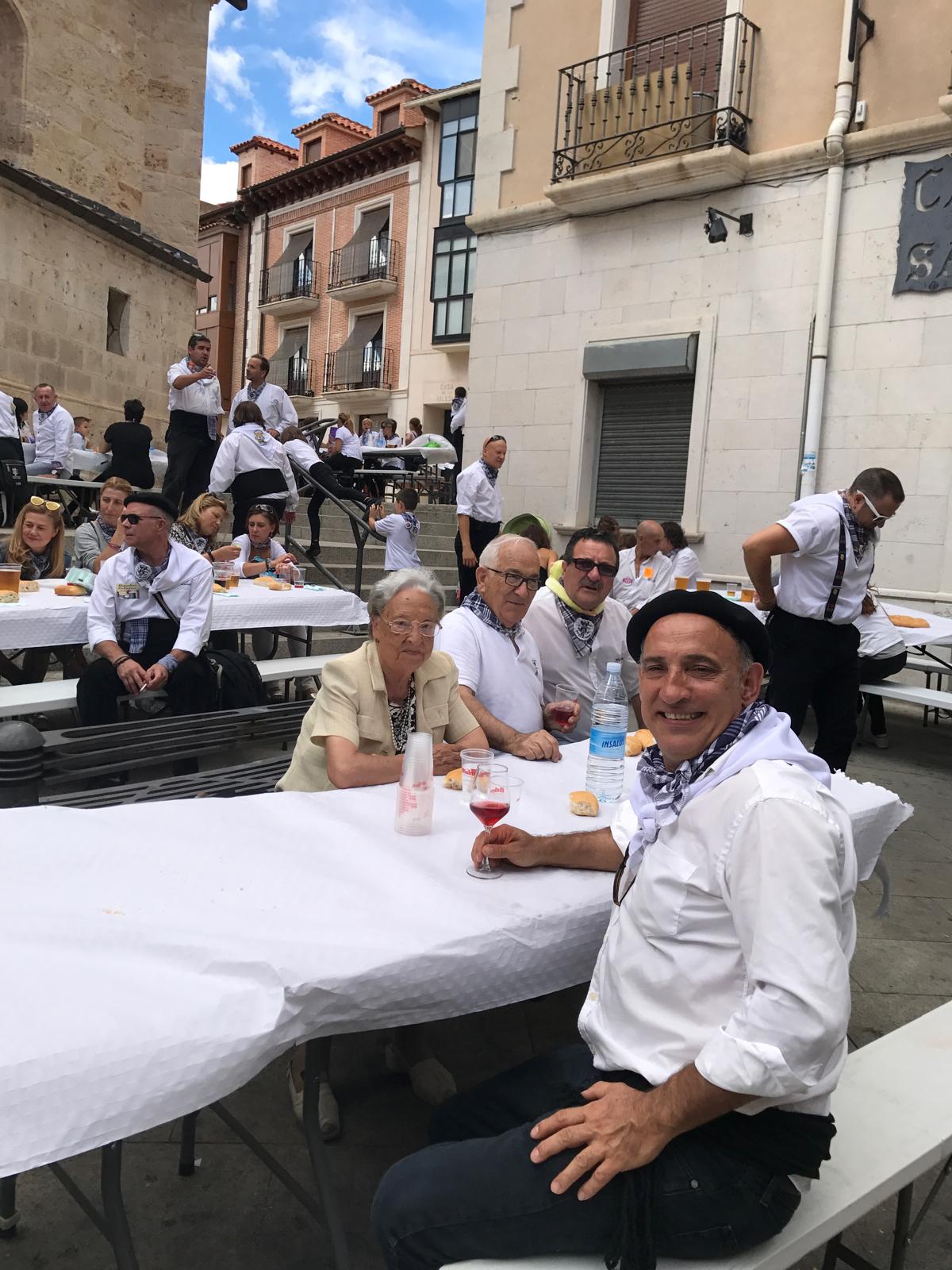 Con El Chilindrón, su peña