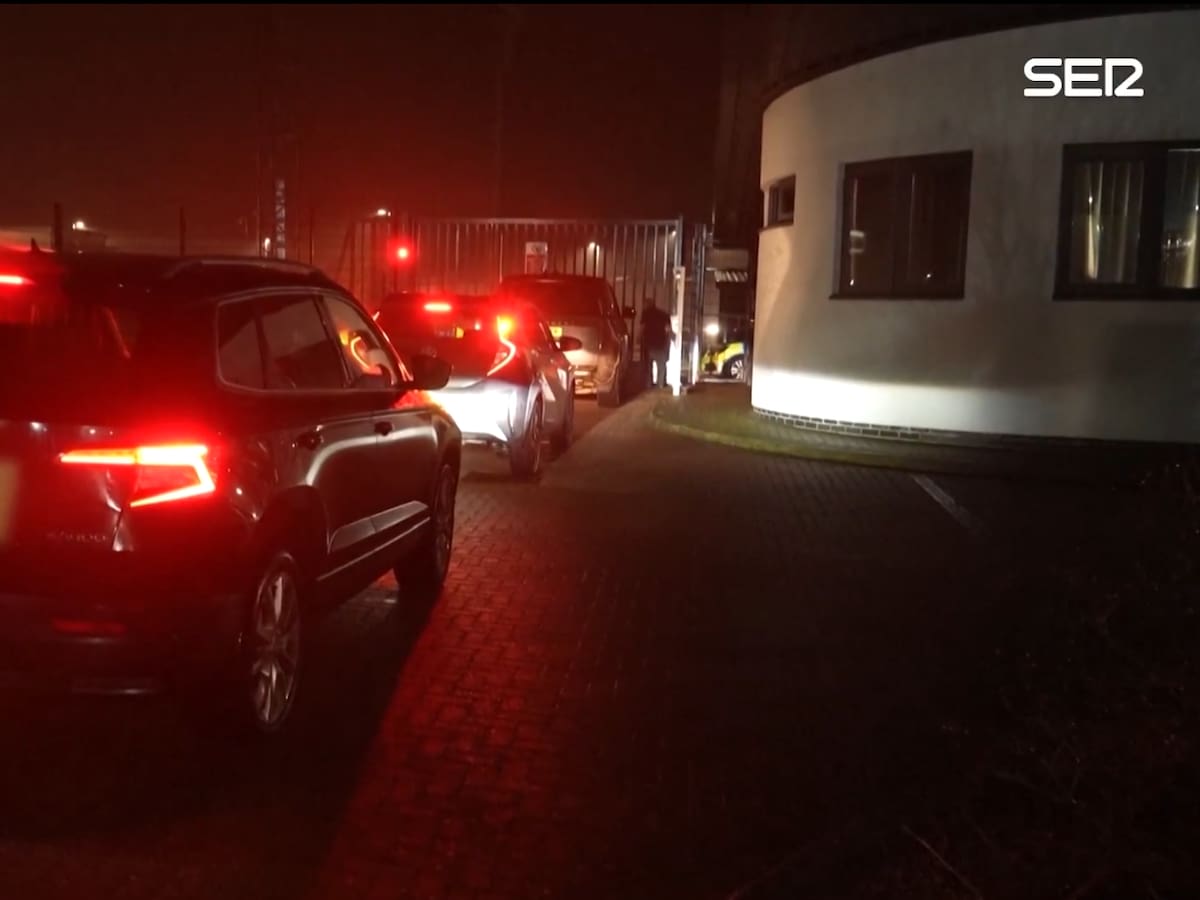 Así ha sido la salida del expríncipe Andrés de comisaría tras estar 11 horas detenido