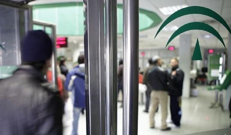 Acceso a una oficina del Servicio Andaluz de Empleo.