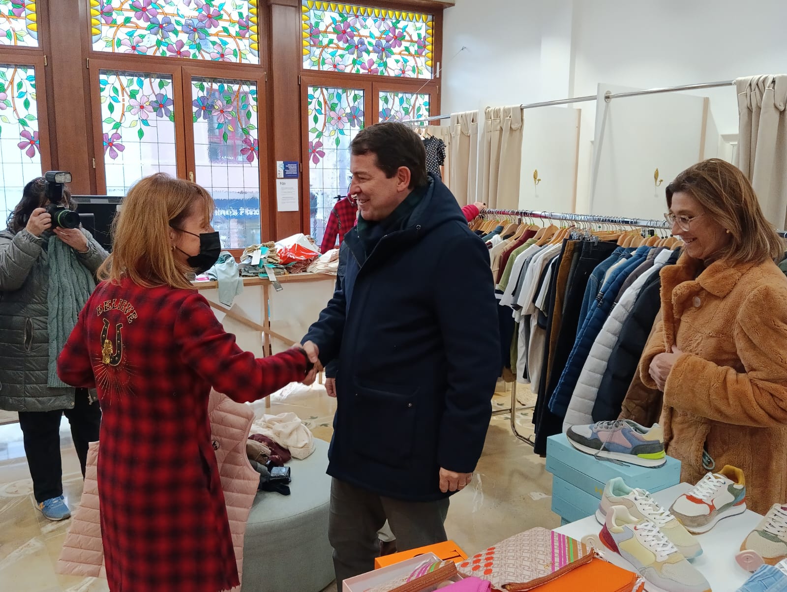 Alfonso Fernández Mañueco visitó la tienda de moda H2O y varios comercios más del centro