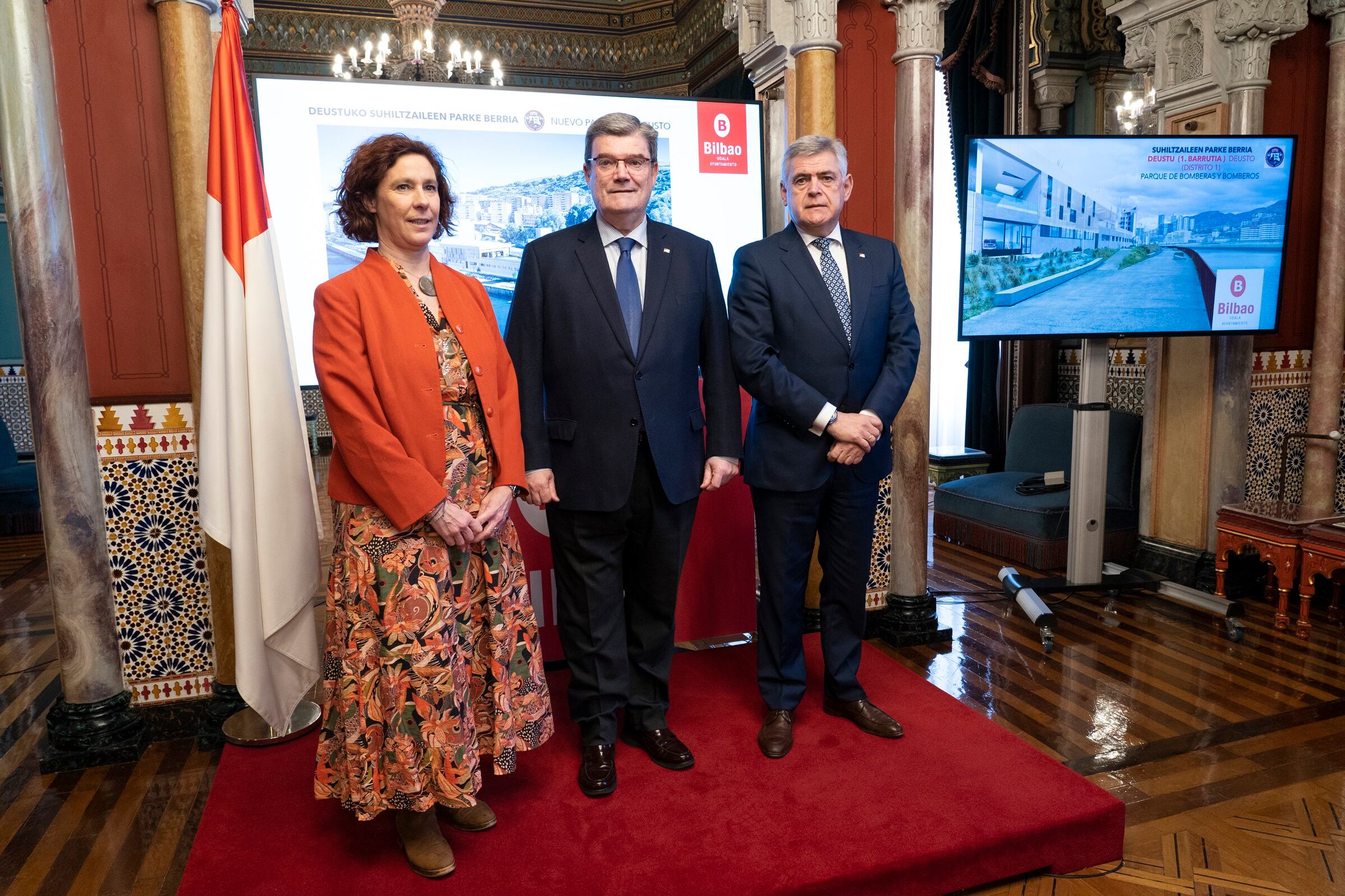Amaia Arregi, concejala de Seguridad, Juan Mari Aburto, Alcalde de Bilbao, y Kepa Odriozola, concejal de Obras Públicas y Servicios, en la presentación del parque de bomberos