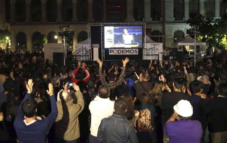 GRA795. MADRID, 24/05/2015.- Simpatizantes de Podemos celebran los resultados obtenidos en las elecciones autonómicas y municipales frente al museo Reina Sofía, en Madrid. EFE/Alberto Martín