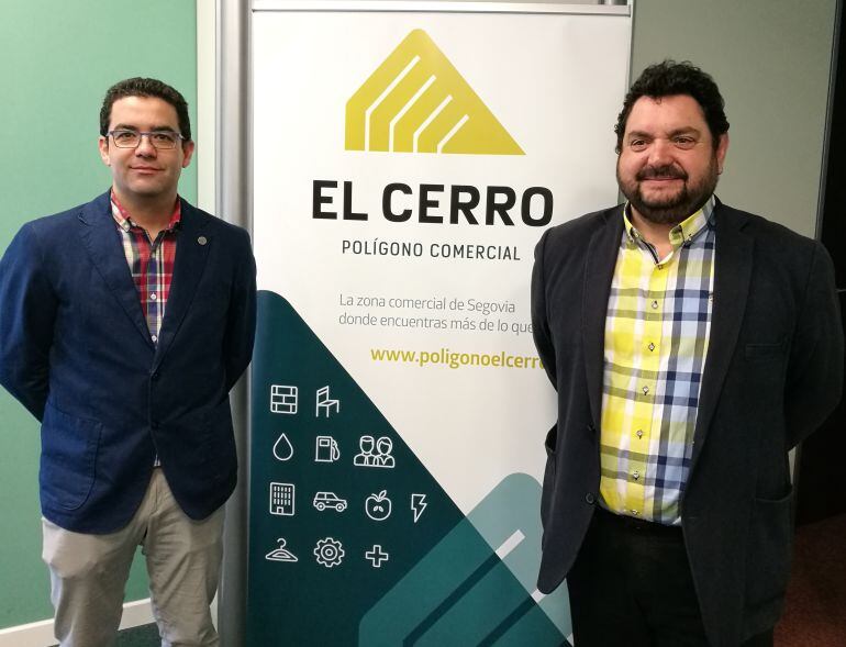 El presidente y vicepresidente de los empresarios del polígono del Cerro Miguel Ángel García (d) y José Luis Horcajo (i) junto a la nueva imagen de esta zona industrial