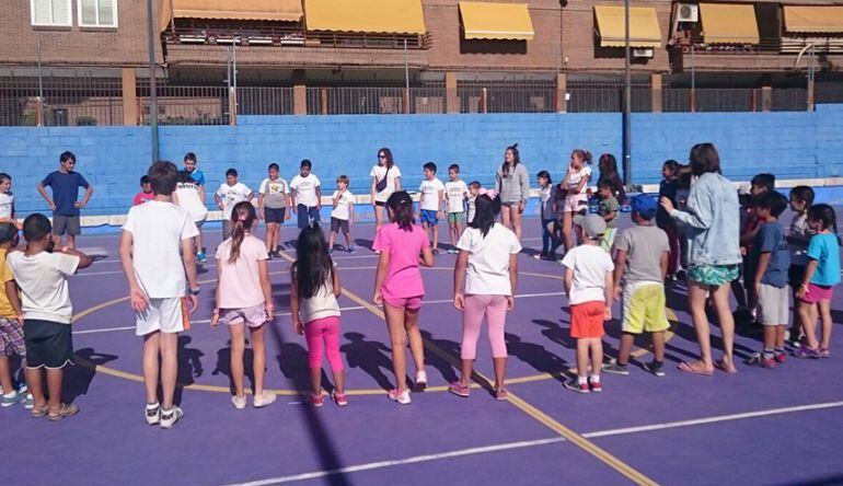 Alumnos realizando actividades extraescolares