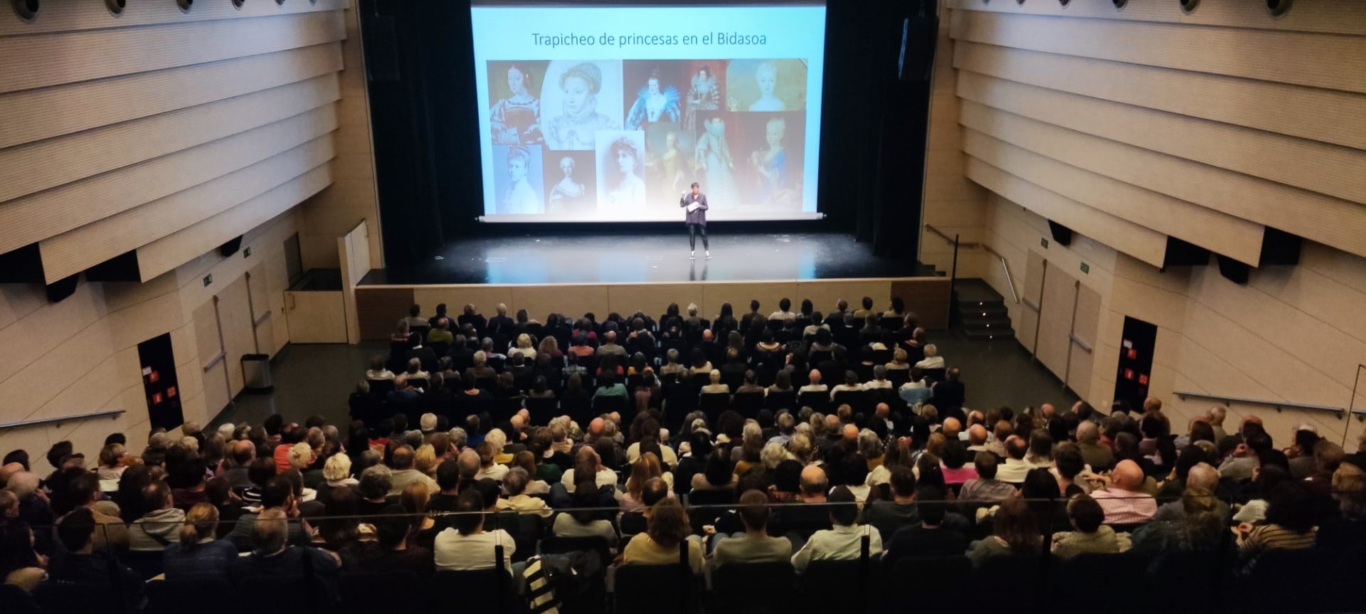 El Auditorium Itsas Etxea de Hondarribia, a reventar con la conferencia de Nieves Concostrina