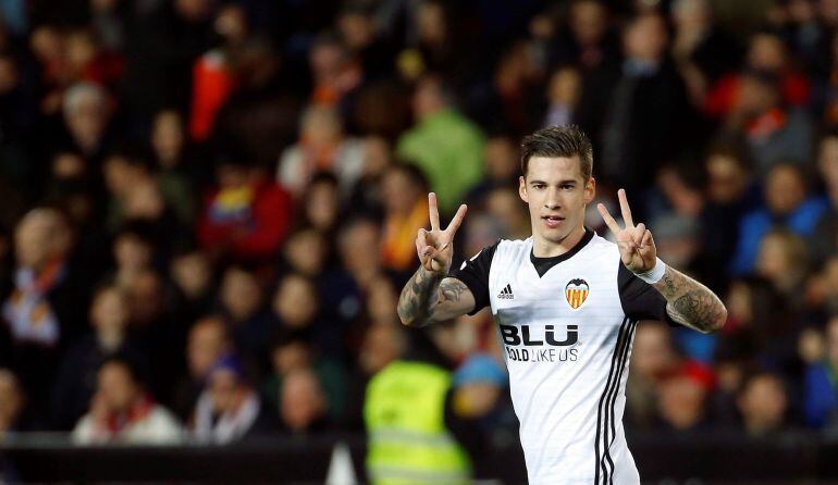 Santi Mina celebra el gol marcado contra la Real Sociedad en el partido de La Liga correspondiente a la jornada 25 en el estadio de Mestalla. 