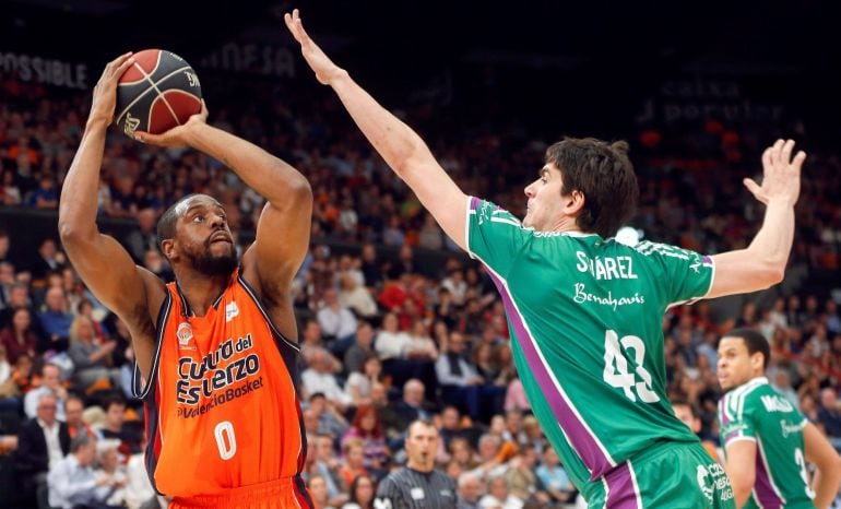 GRAF040. VALENCIA, El ala-pívot estadounidense del Valencia Basket Will Thomas (i) lanza a canasta ante Carlos Suárez, de Unicaja, durante el partido de Liga ACB que se disputa esta tarde en el pabellón de la Fuente San Luis, en Valencia. EFE, Kai Förster