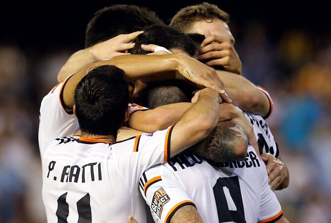 Los jugadores del Valencia festejan su victoria frente al Elche.