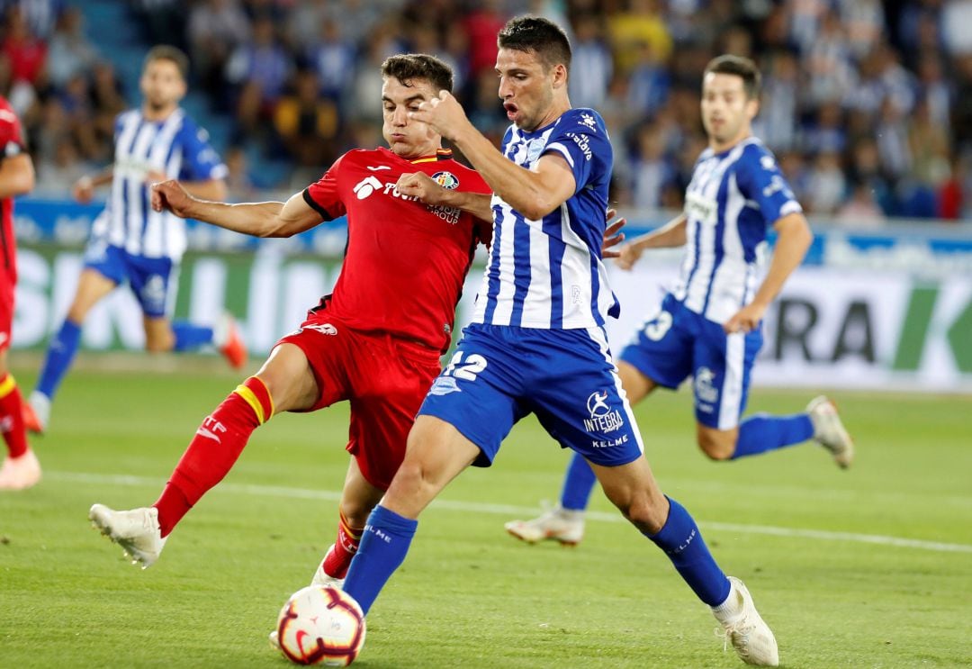 El centrocampista del Getafe Mauro Arambarri y el delantero del Alavés Jonathan Calleri durante el partido de la primera vuelta.