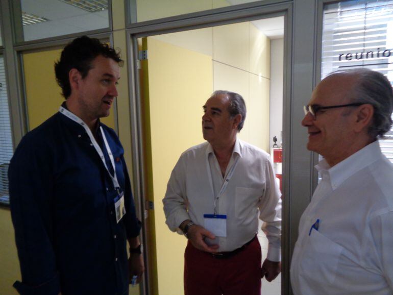 Enrique García (izq), director de San Gabriel, Graciano Palomo, director del curso, y Eduardo Díaz Hochtleiner, primer ponente de la jornada