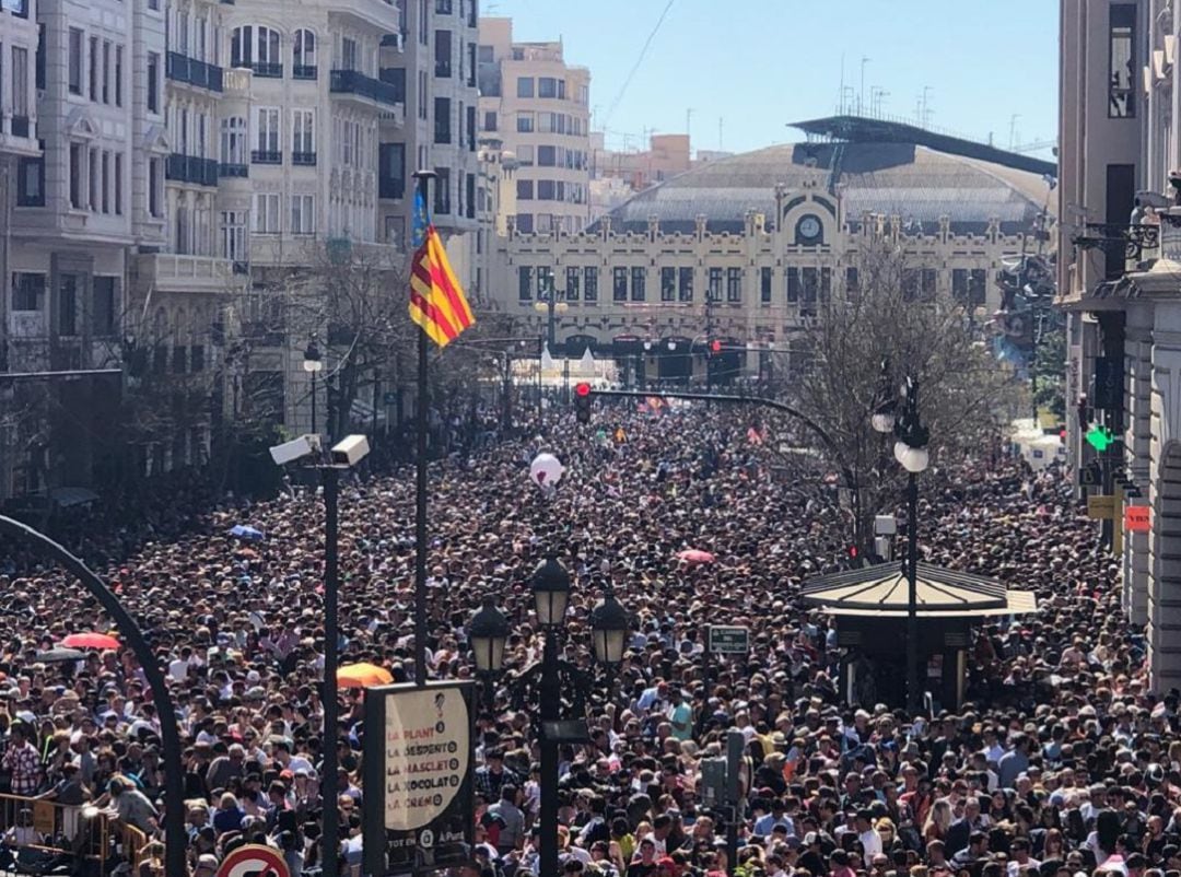 Miles de personas abarrotan las Fallas de Valencia