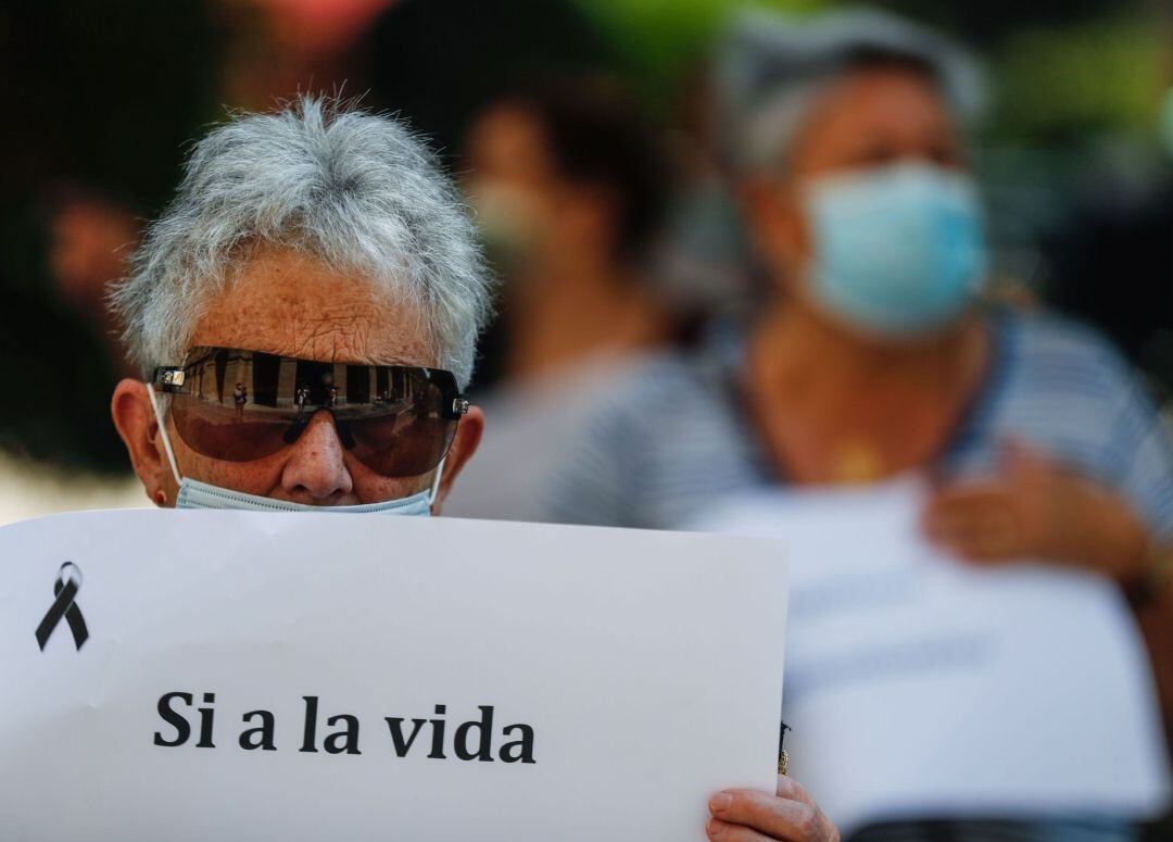 Momento del homenaje que rindieron los pensionistas donostiarras a los usuarios de las residencias fallecidos durante la pandemia.