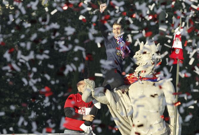 La plantilla del Atlético de Madrid, junto a miles de aficionados, en la madrileña plaza de Neptuno, donde el equipo colchonero celebra la consecución de la décima Copa del Rey