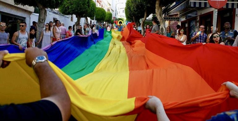 La bandera multicolar se despliega este fin de semana en la Costa del Sol, en Torremolinos (Málaga)