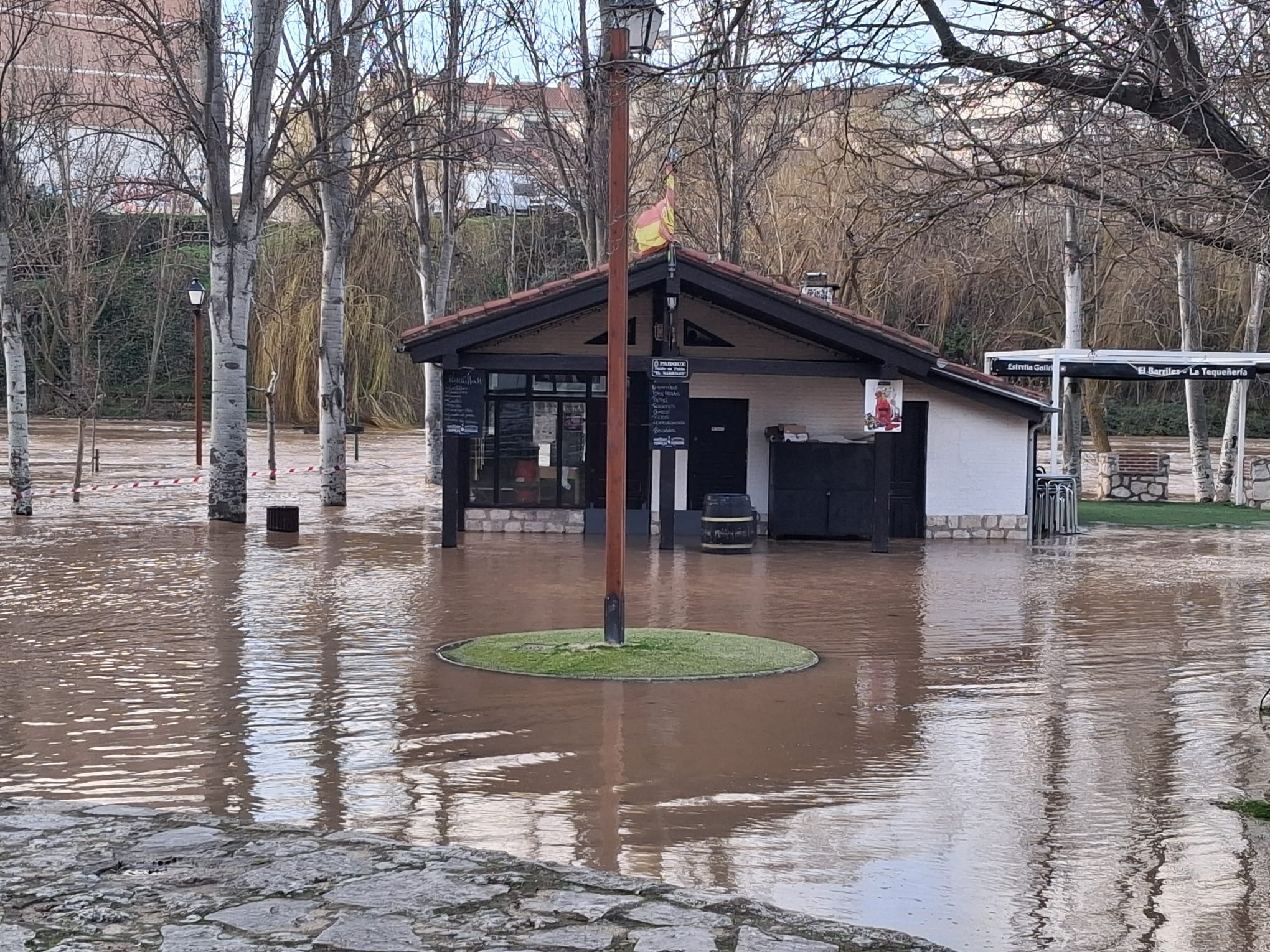 Las aguas del Duero inundan el kiosco del Barriles