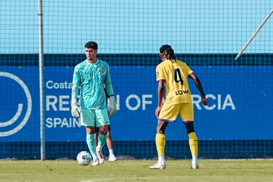 El portero del Elche, Dituro, controla el balón ante el jugador del Getafe Nevou