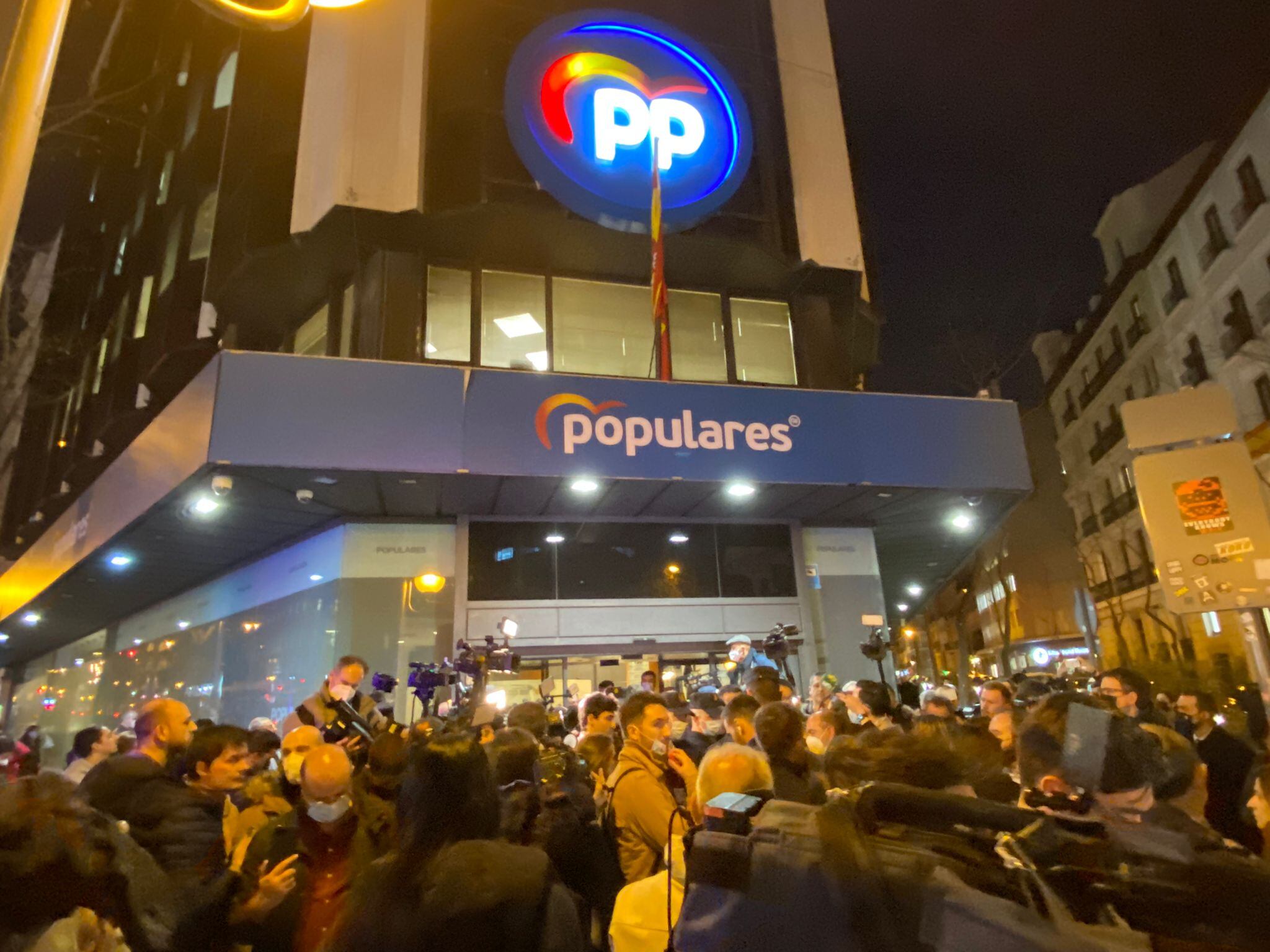 Llegada de los barones a la sede del Partido Popular