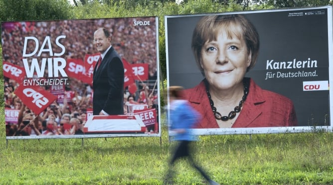 Carteles electorales del candidato del partido SPD, Peer Steinbrueck, y del CDU, Angela Merkel, en un prado en Dormagen (Alemania)