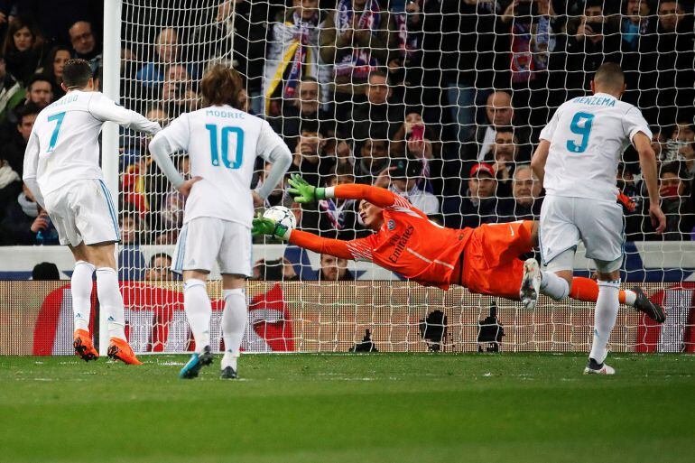 Cristiano tira a puerta desde el punto de penalti