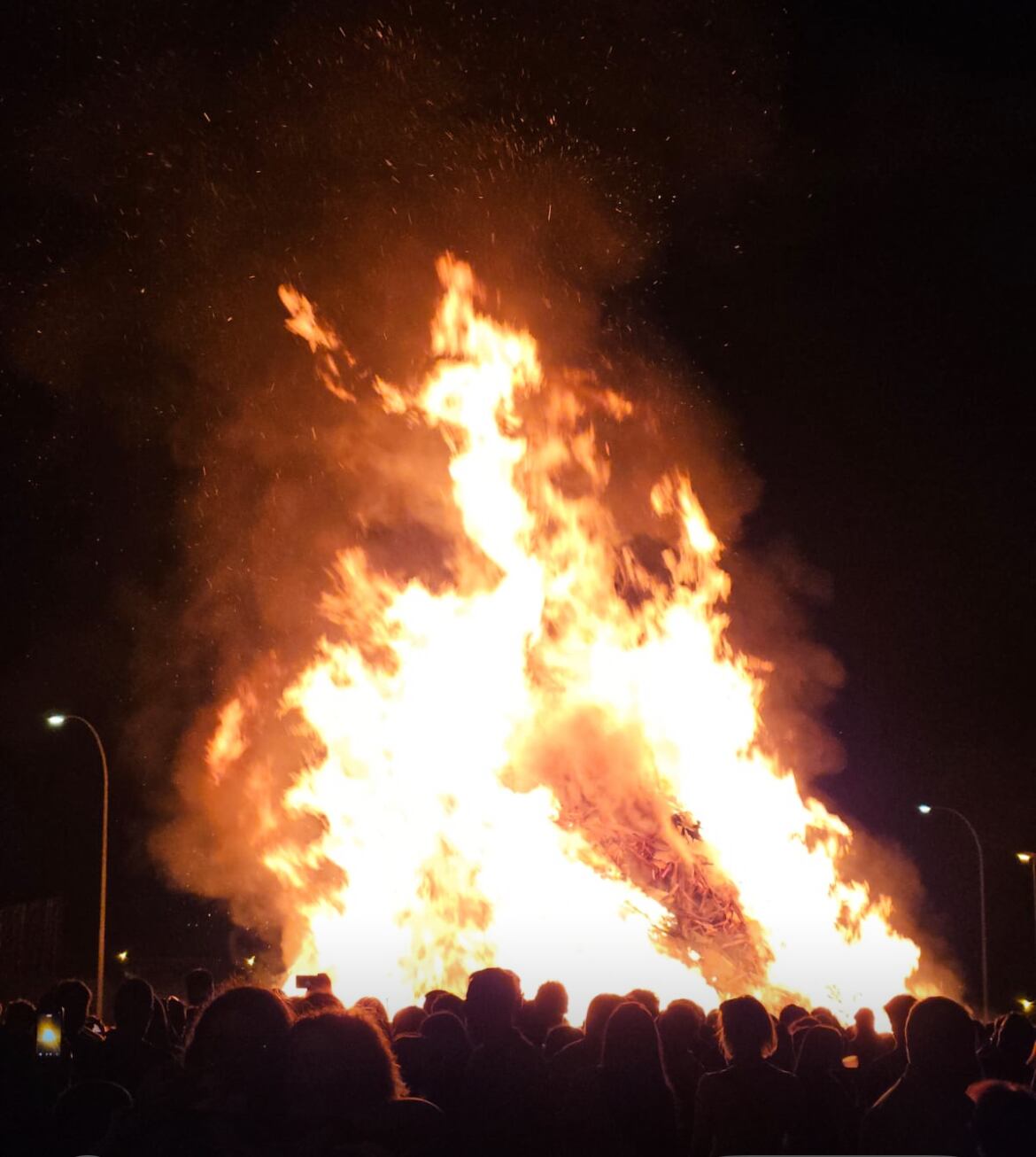 Imagen de la hoguera de anoche en el barrio de San Juanillo de la capital palentina