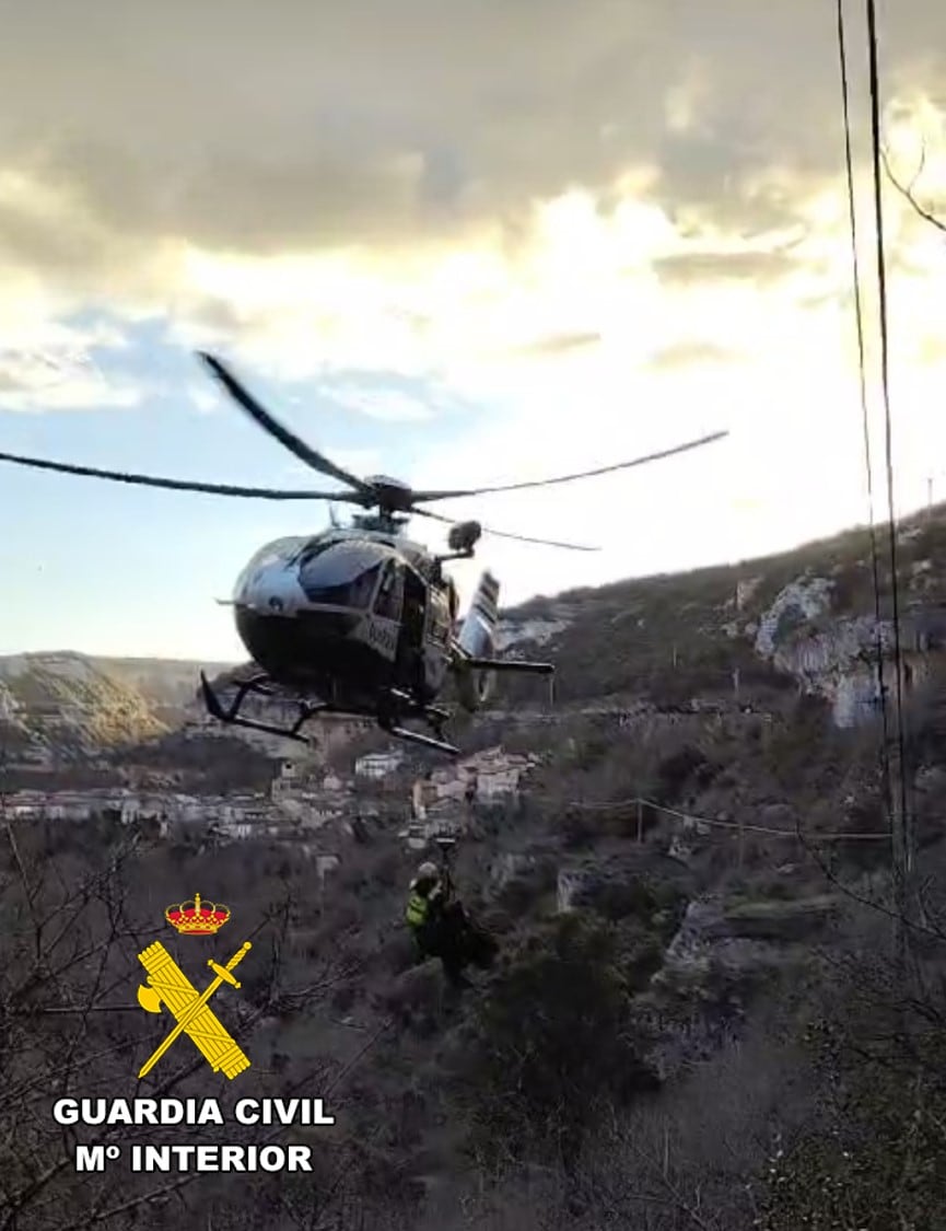 Debido a la dificultad del terreno, la recuperación del cadáver y su extracción ha sido efectuada por especialistas del grupo de rescate e intervención en montaña de la Guardia Civil (GREIM) con un helicóptero