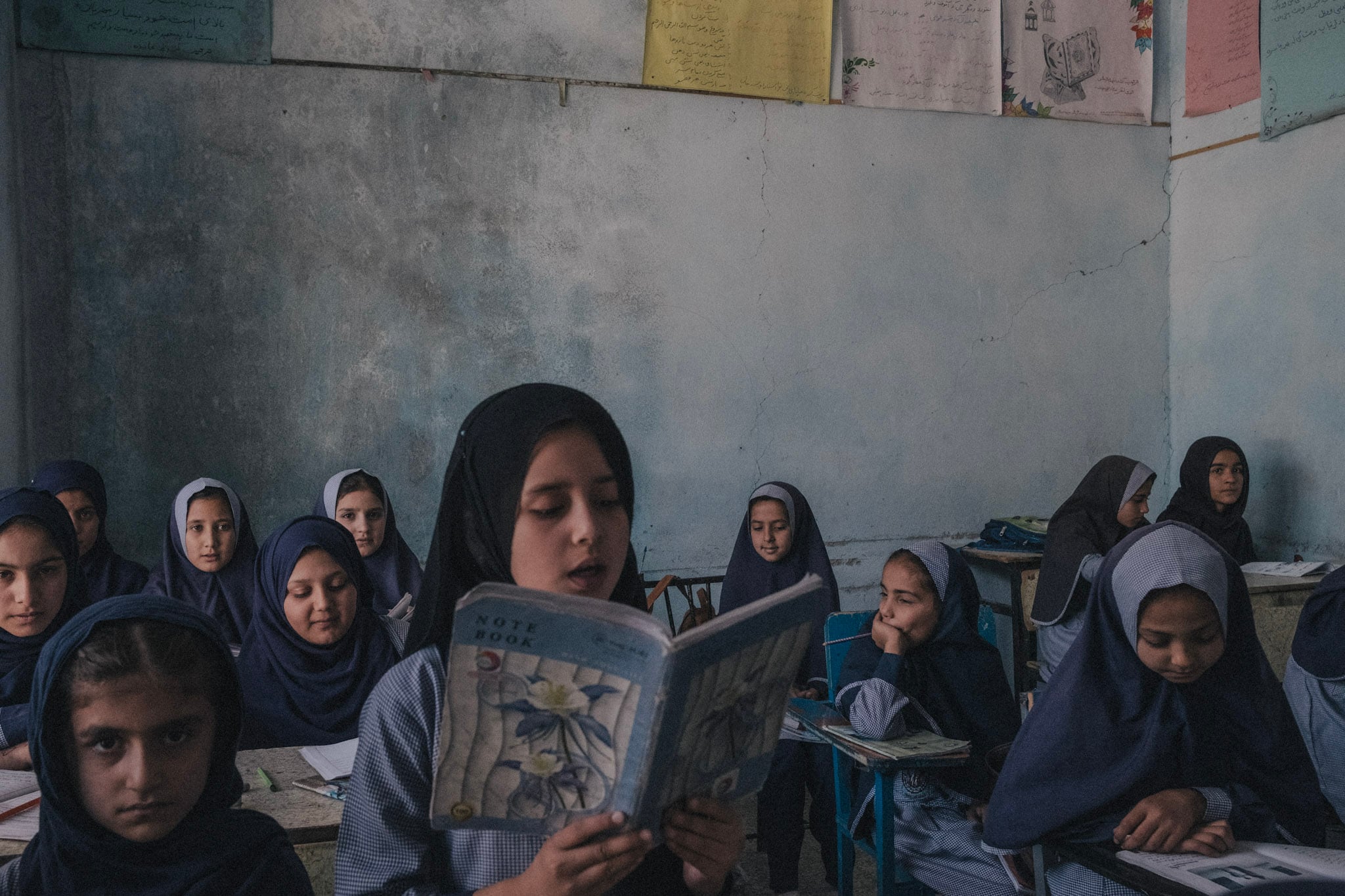 Un grupo de niñas está sentado en un aula de escuela primaria. Valentina Sinis.