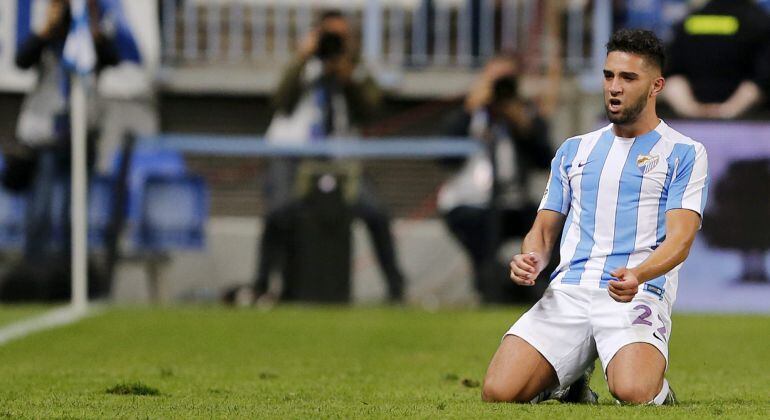 El delantero marroquí del Málaga, Adname Tighadouini, celebra el primer gol del equipo malagueño