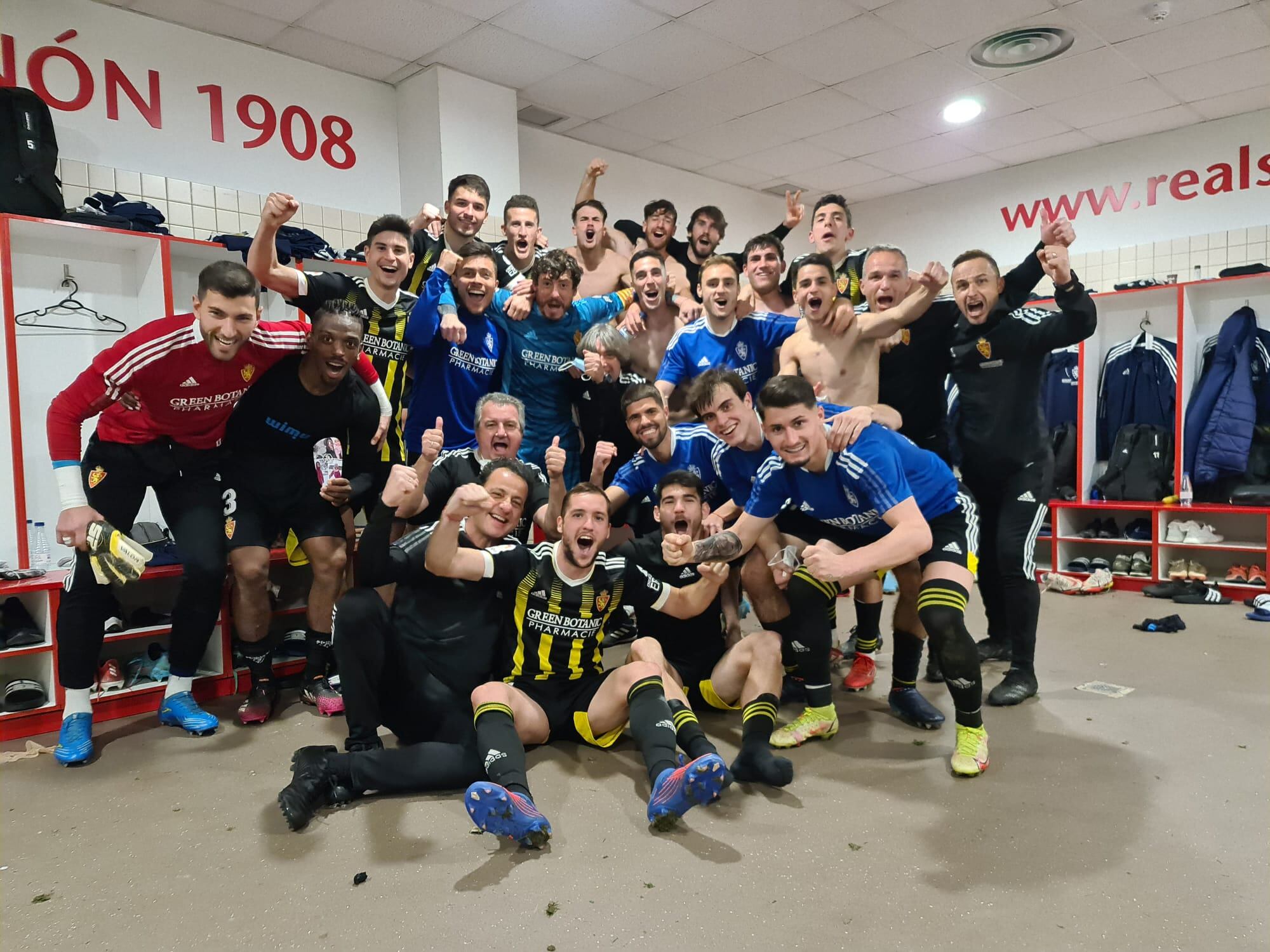 Los jugadores celebran la victoria en el vestuario de El Molinón