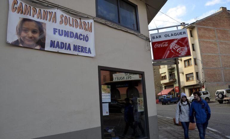 Imagen de una pancarta en el pueblo de Organyà de la Asociación Nadia Nerea anunciando una campaña solidaria