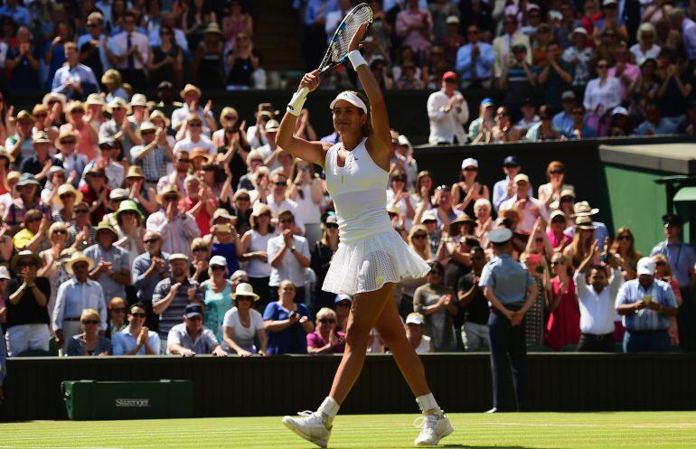 Garbiñe Muguruza aplaude al público tras batir a Agnieszka Radwanska en semifinales.