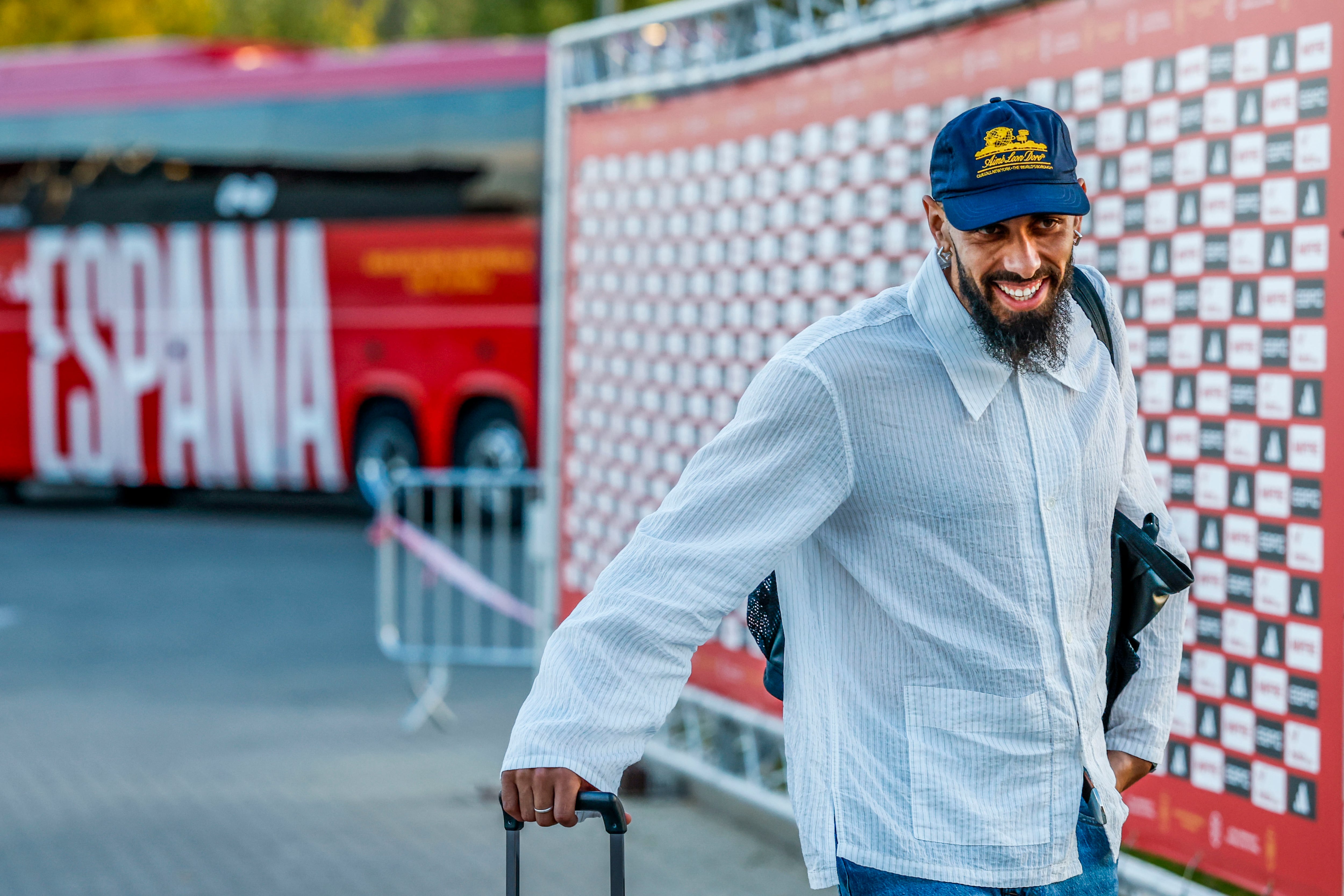 MADRID, 06/10/2025.- El jugador de la Selección de Fútbol Absoluta Masculina, Borja Iglesias, a su llegada a la concentración hoy lunes en la Ciudad de Fútbol de Las Rozas, para preparar los partidos de clasificación del Mundial 2026. EFE/RFEF/SÓLO USO EDITORIAL/SÓLO DISPONIBLE PARA ILUSTRAR LA NOTICIA QUE ACOMPAÑA (CRÉDITO OBLIGATORIO)
