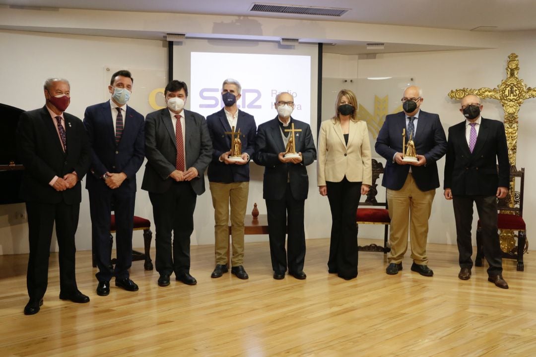 De izquierda a derecha: Antonio González, presidente del Consejo de hermandades y cofradías de la Semana Santa onubense; Emilio Ponce, director de la Fundación Caja Rural del Sur; Gabriel Cruz, alcalde de Huelva; Mario Moya, imaginero,pintor escultor y pr