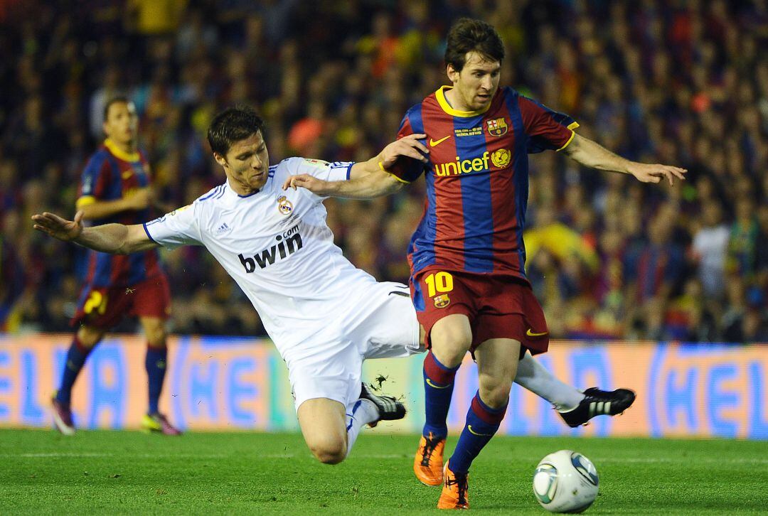 Xabi Alonso intenta frenar a Leo Messi durante la final de Copa del Rey de 2011