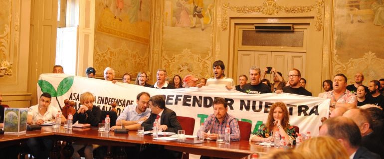 Imagen del pleno suspendido por las protestas