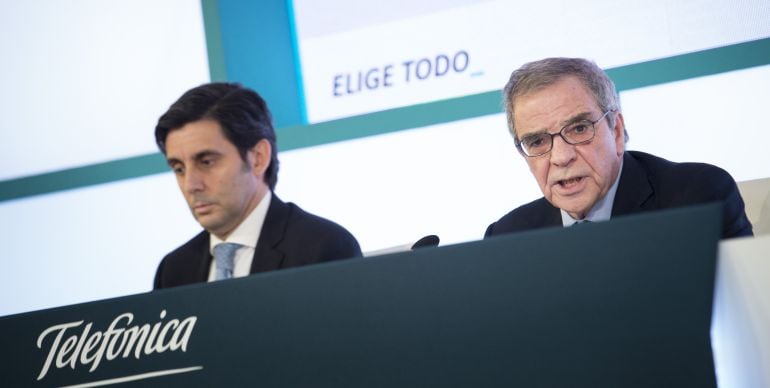 El presidente de Telefónica, César Alierta (d), junto al consejero delegado, José María Álvarez-Pallete, durante la presentación de los resultados de la compañía de 2015.