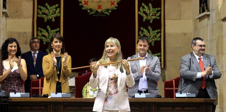 GRA062. GERNIKA (BIZKAIA), 16/06/2015.- La nueva presidenta de las Juntas Generales de Bizkaia, Ana Otadui (PNV) (c), es aplaudida por (de izda a dcha) Elsa Pamparacuatro (Podemos); Begoña Gil, (PSE-EE); Joseba Gezuraga, (EH Bildu), y Koldo Mediavilla (PNV), durante el pleno de constitución de la cámara foral, en cuya mesa han logrado participación todos los partidos salvo el PP. EFE/Luis Tejido