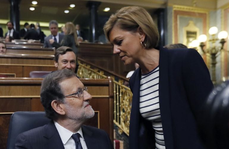 Mariano Rajoy conversa con María Dolores de Cospedal.