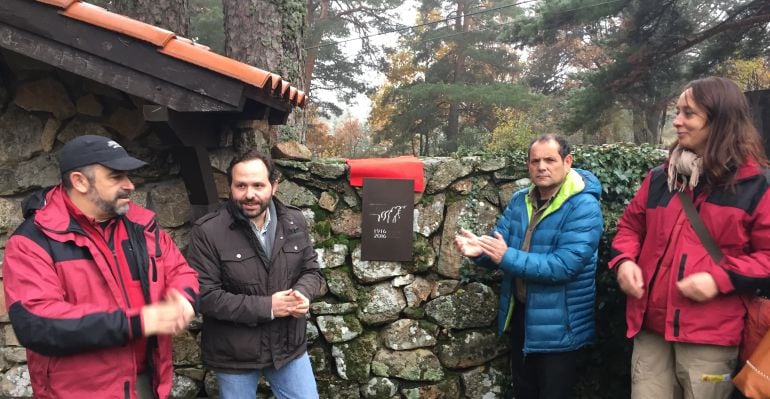 Placa conmemorativa del centenario de la ley de Parques Nacionales, en Sierra de Guadarrama