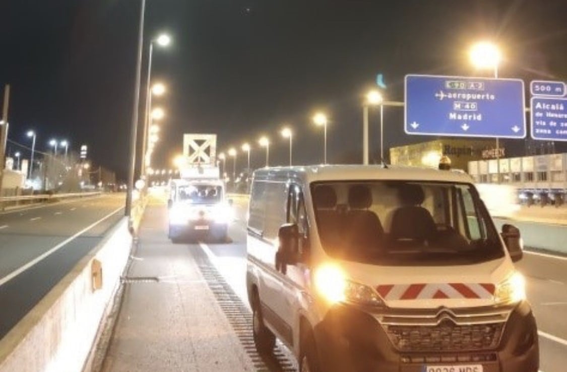 Trabajos de cambio de luminarias en la A2/Foto MITMA